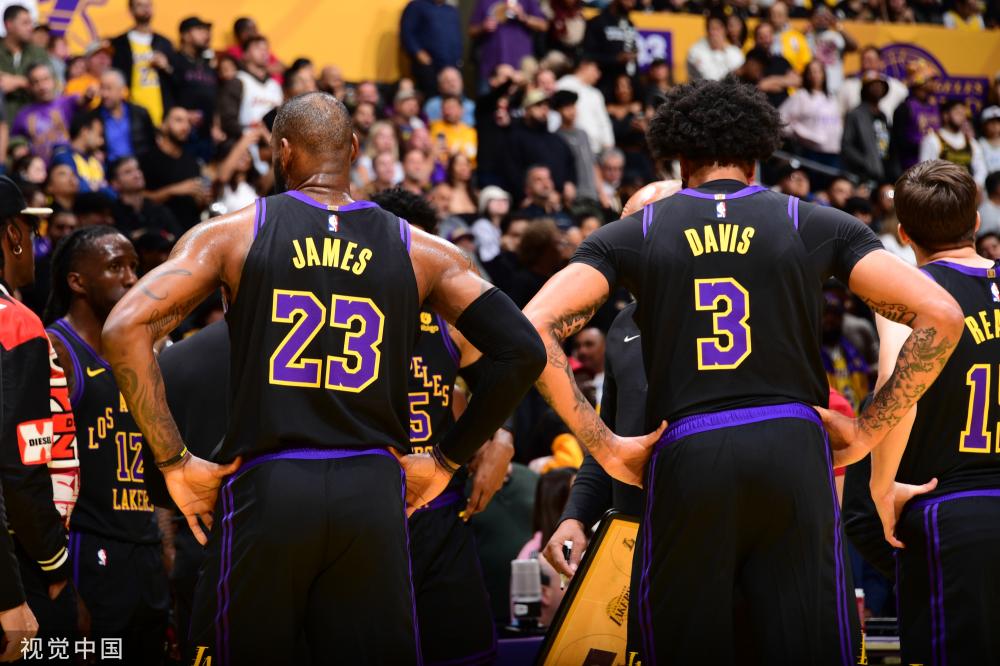 员曾效力于 员曾效力于